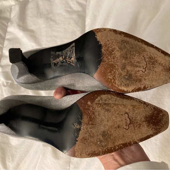 Stuart Weitzman Silver Pump Ex Cond - Picture 8 of 9